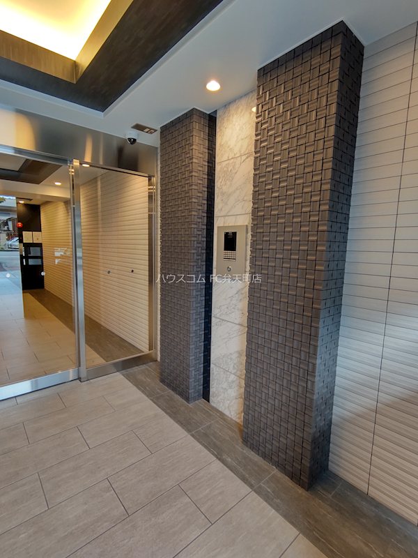 23/28 エントランス