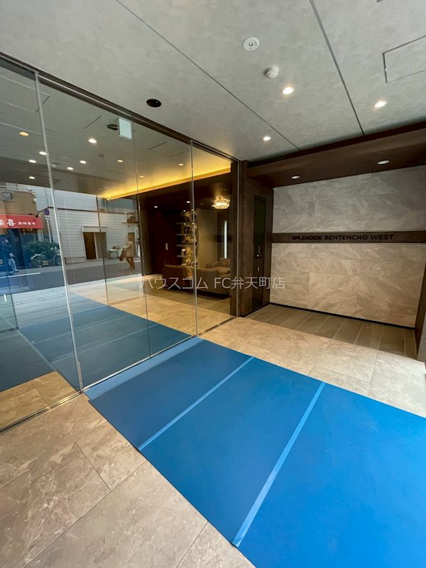 23/30 エントランス