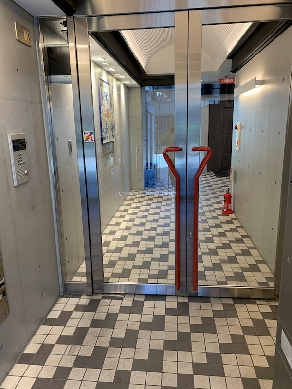 16/21 エントランス