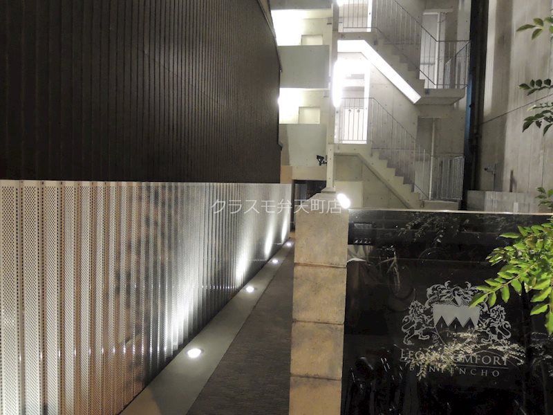 18/23 エントランス