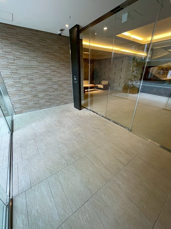 24/28 エントランス