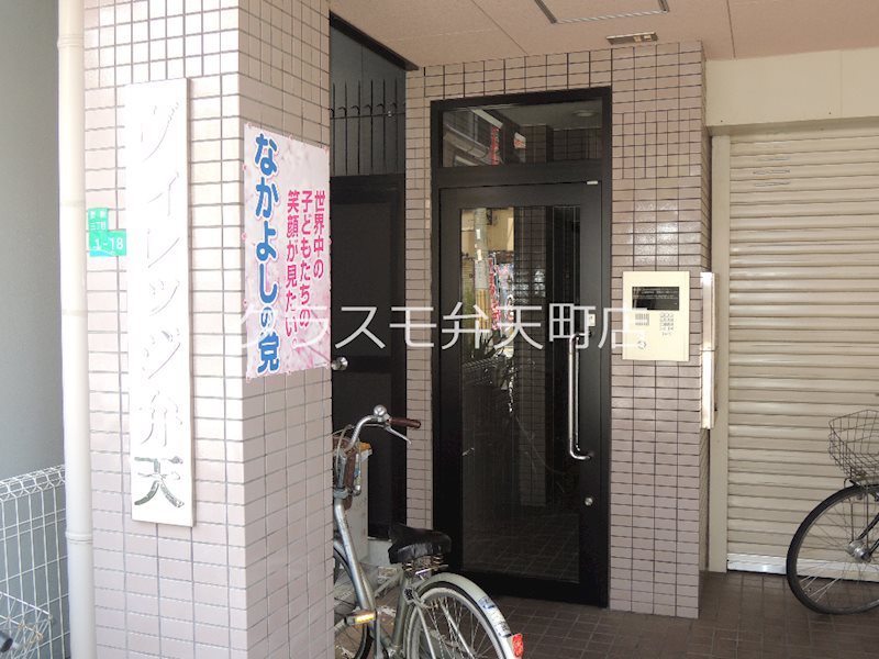 22/27 エントランス