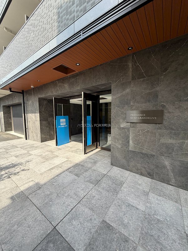 24/30 エントランス