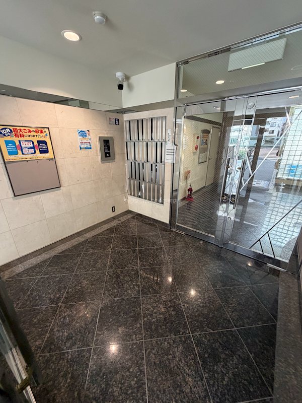 23/28 エントランス