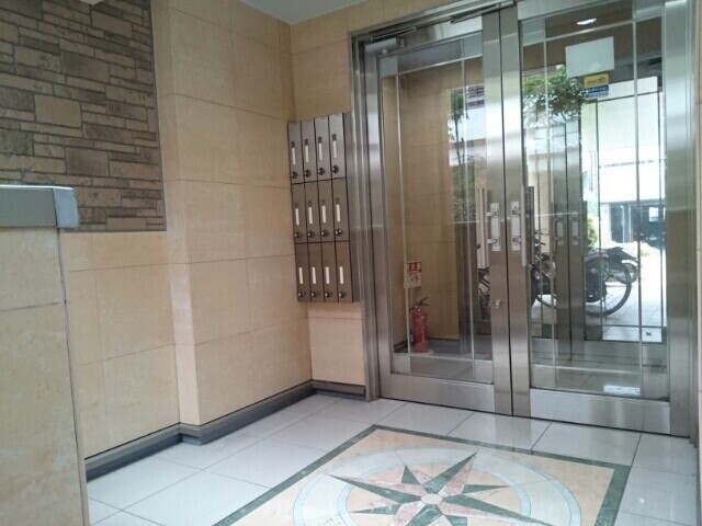 13/18 エントランス