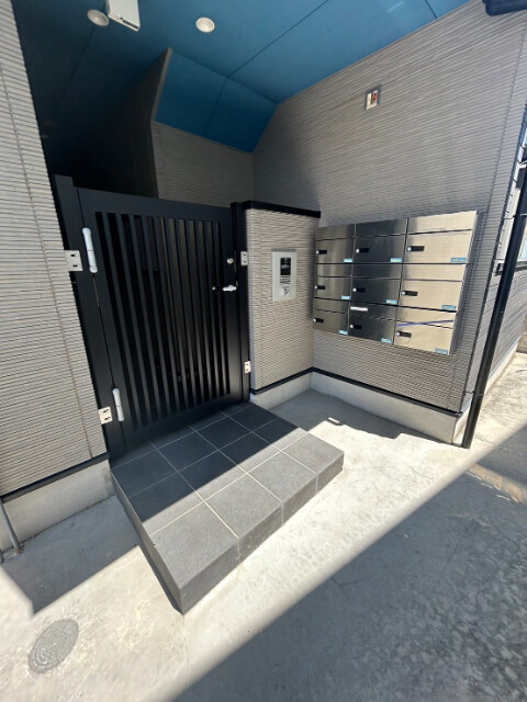 13/18 エントランス