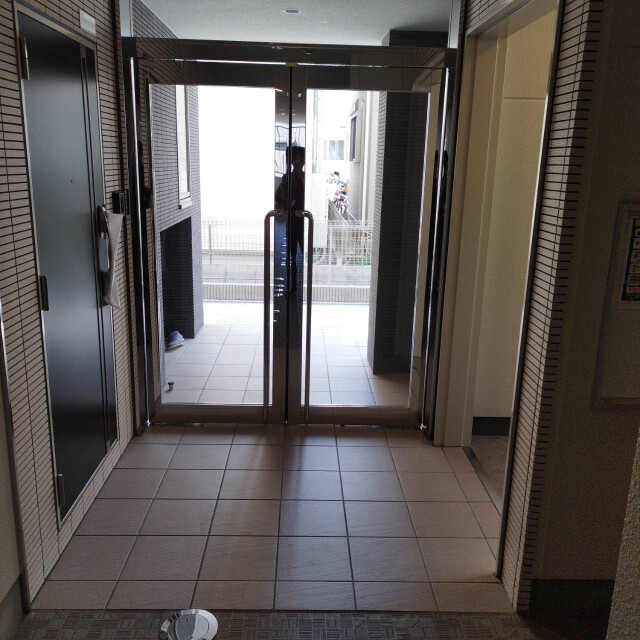 22/28 エントランス