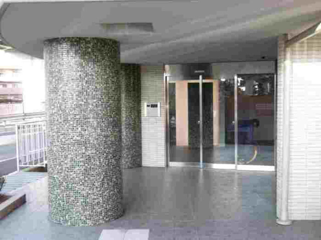 16/23 エントランス