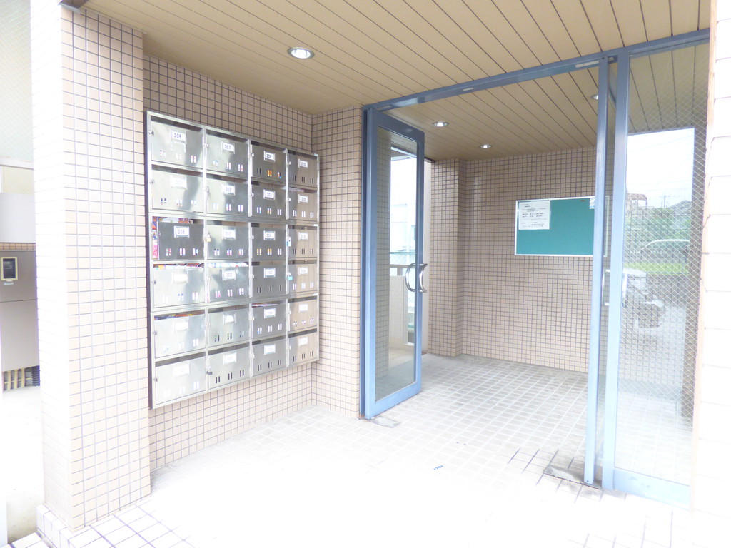 16/23 エントランス