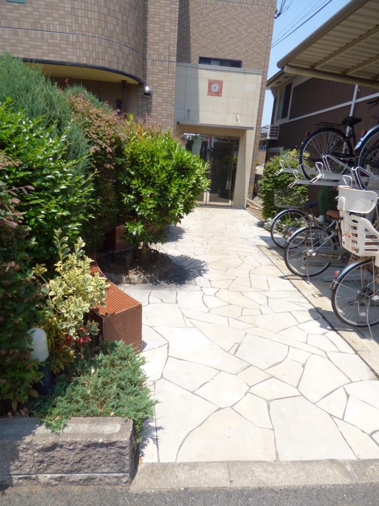 24/27 エントランス