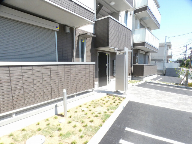 18/23 エントランス