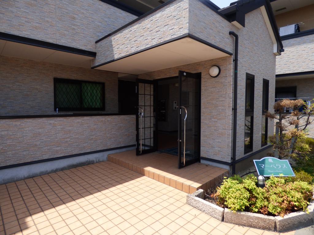 18/27 エントランス