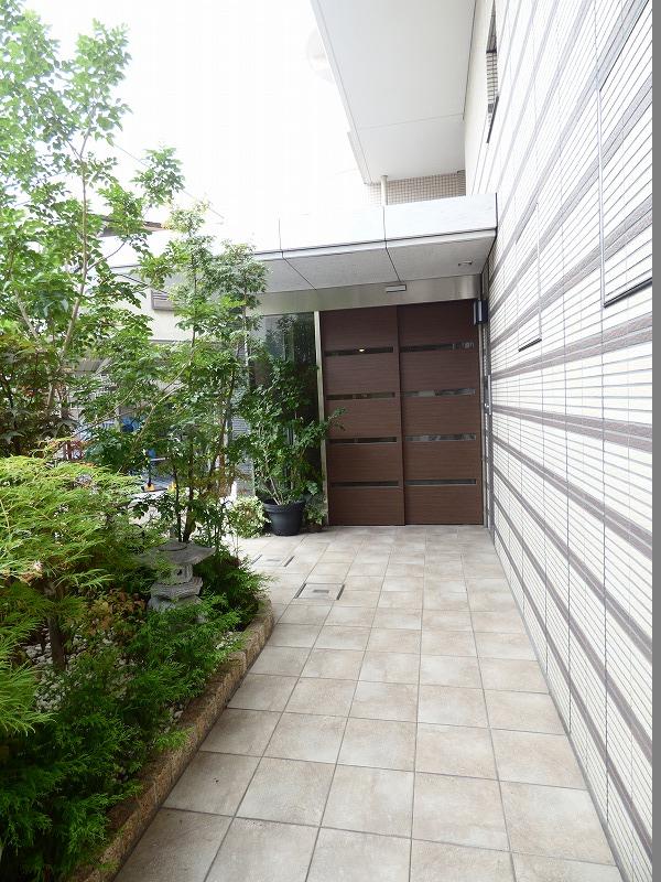 23/30 エントランス