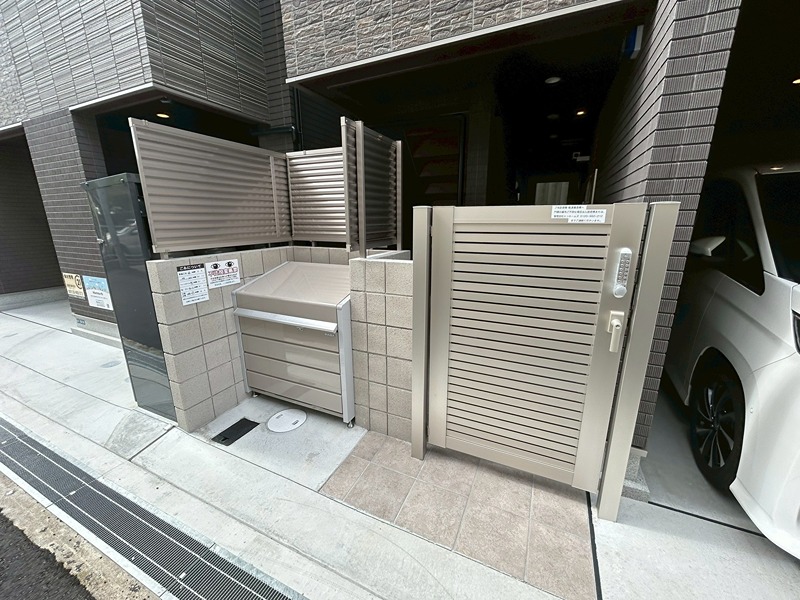 19/30 エントランス