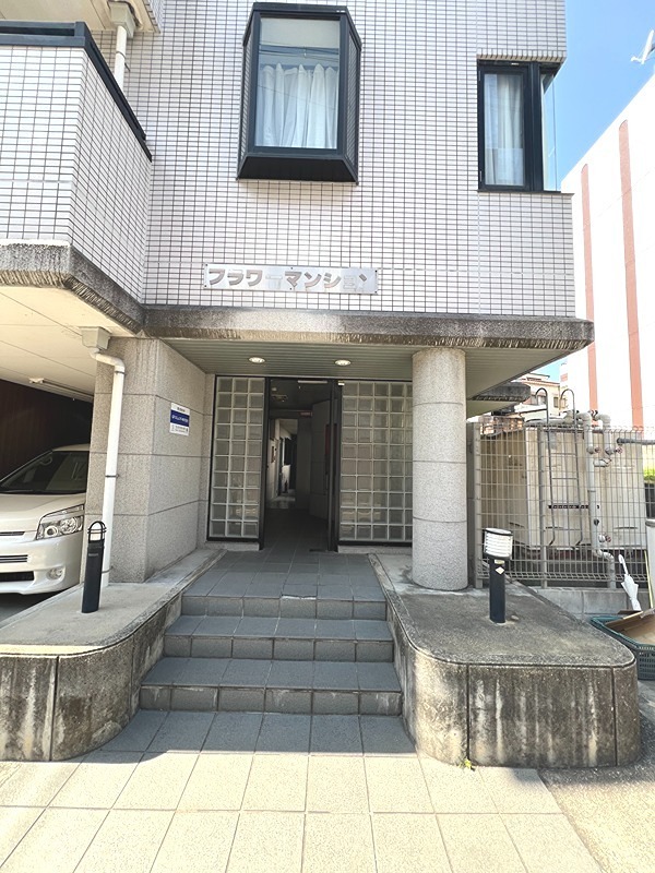 24/30 エントランス