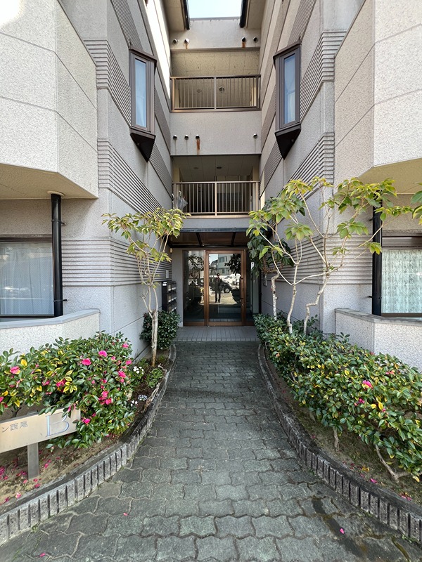 23/30 エントランス