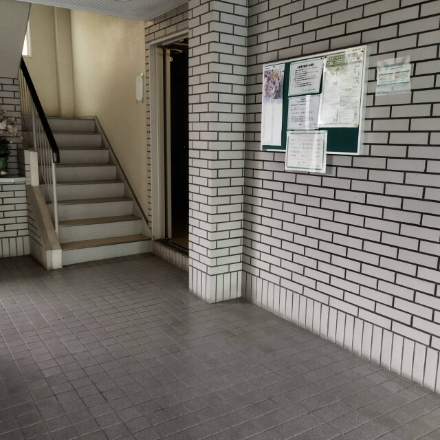 19/30 エントランス