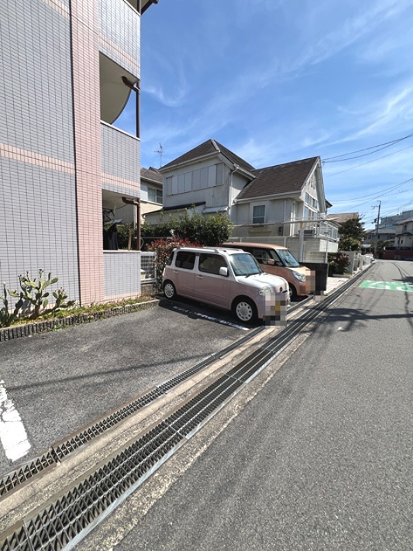 27/30 駐車場