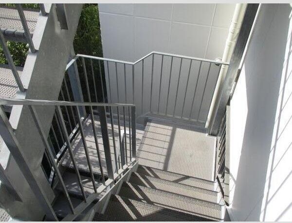 27/30 エントランス