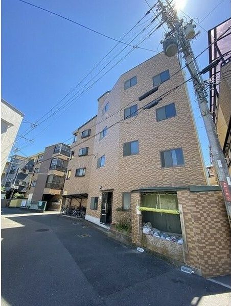 23/28 エントランス