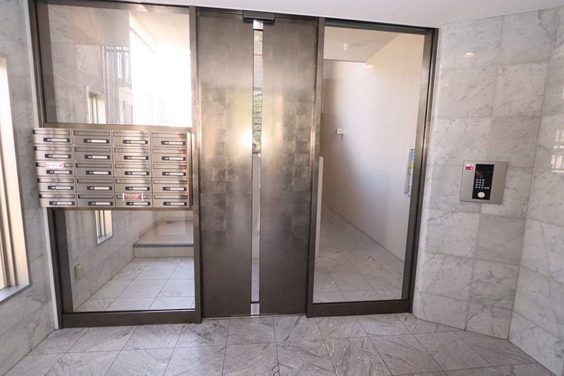 18/21 エントランス