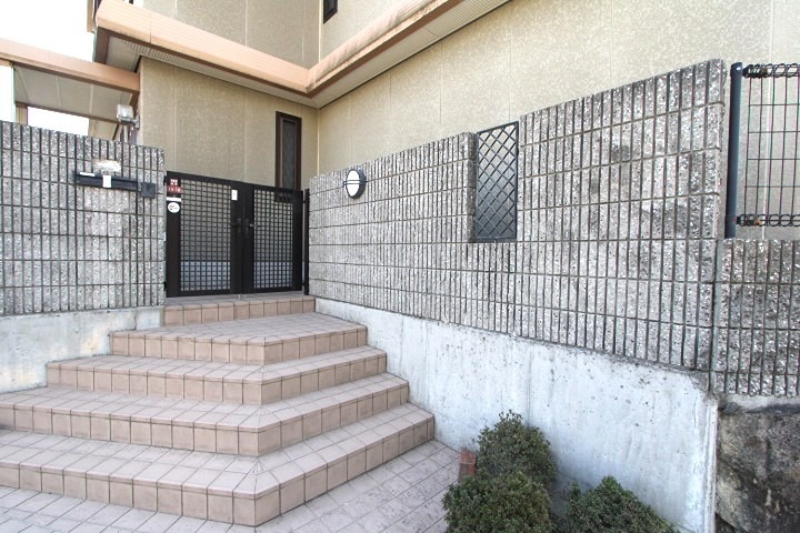 27/30 エントランス