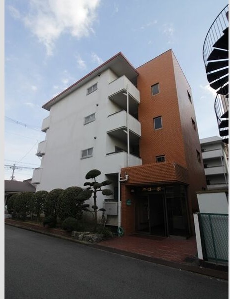 16/23 エントランス