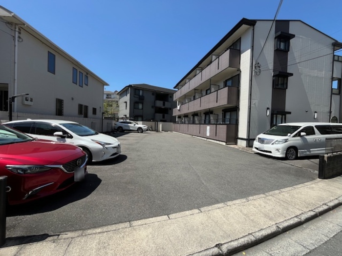 23/26 駐車場