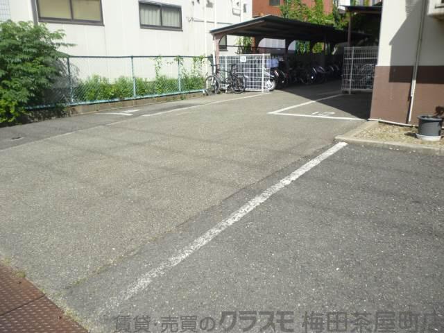 23/30 駐車場