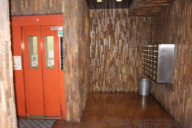 19/30 エントランス