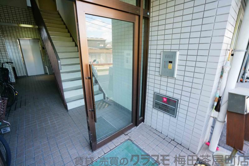 27/30 エントランス