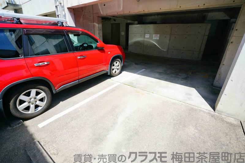 23/30 駐車場