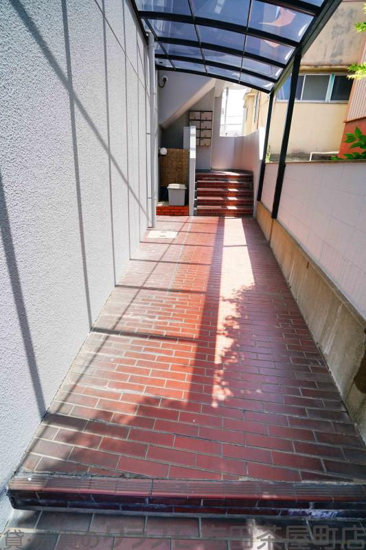 23/30 エントランス