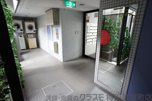 23/30 エントランス