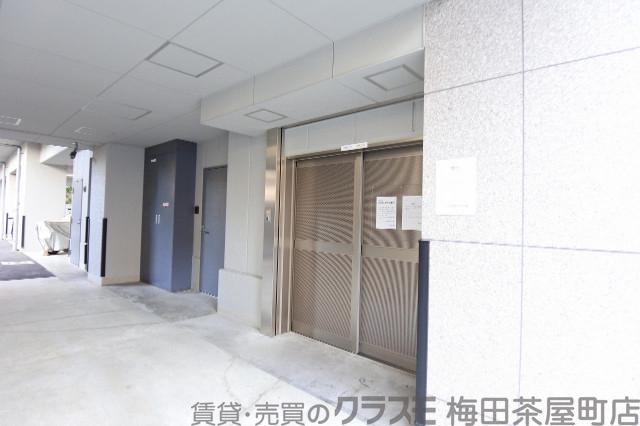 27/30 エントランス