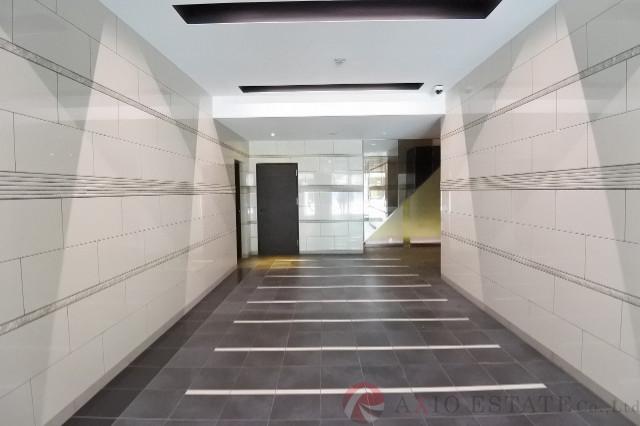 27/30 エントランス