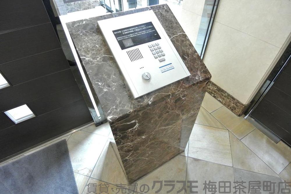 27/30 エントランス