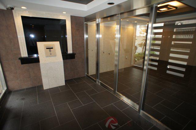 27/30 エントランス