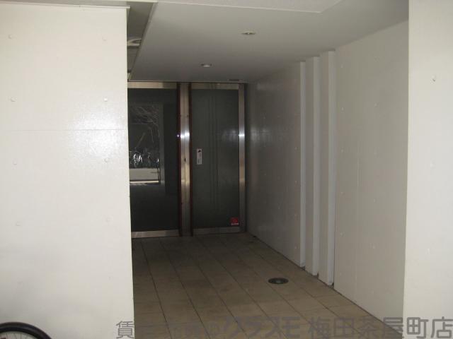 23/30 エントランス