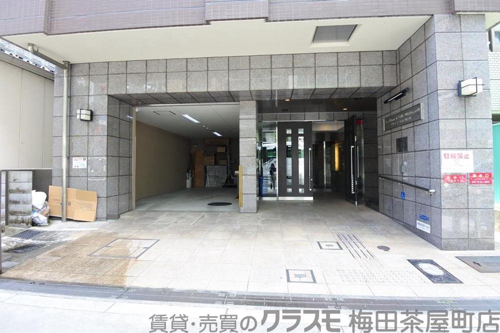 27/30 エントランス