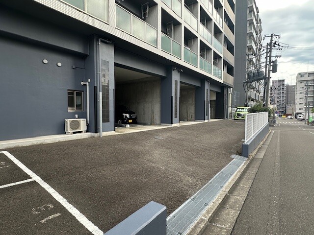 27/30 駐車場