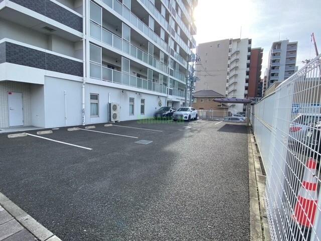 27/30 駐車場