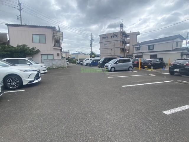 27/30 駐車場