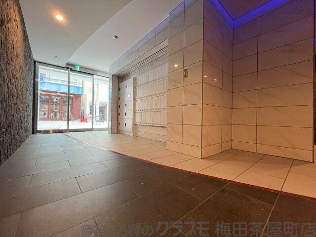 28/30 エントランス