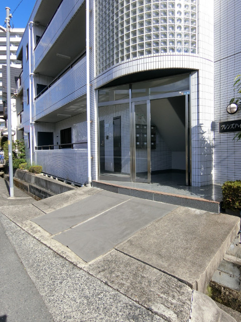 27/30 エントランス