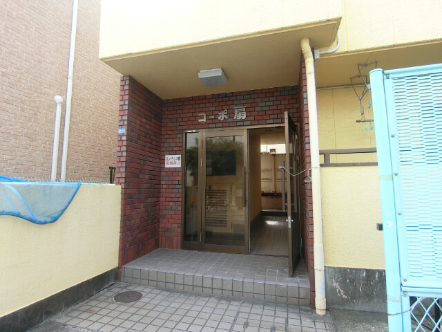 27/30 エントランス