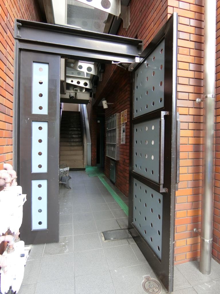 26/30 エントランス