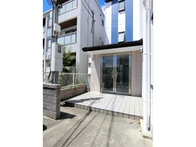 27/30 エントランス