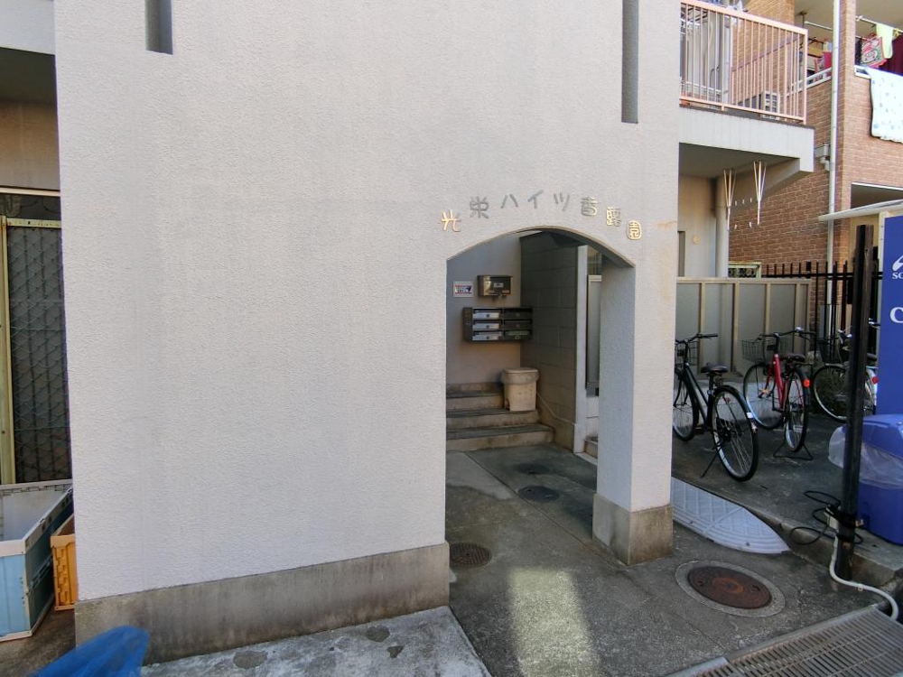 25/27 エントランス