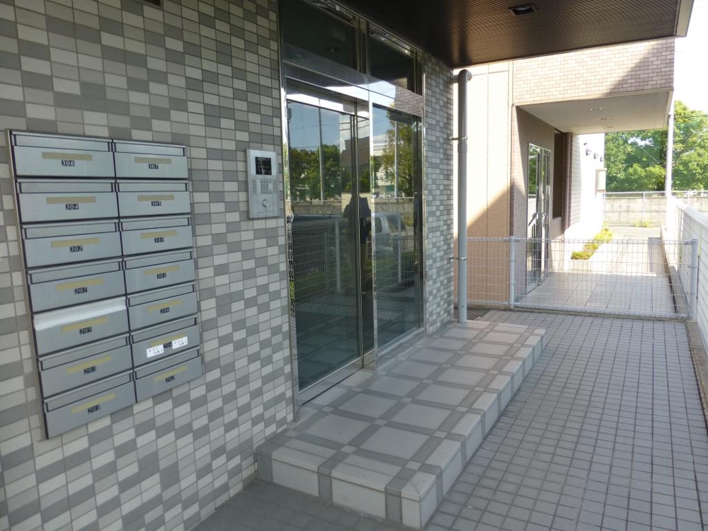 27/30 エントランス